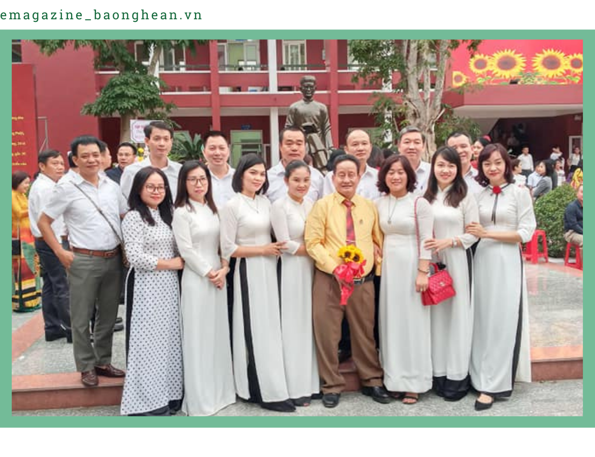 Thầy giáo Thái Khắc Hoàng và các học trò cũ trong ngày hội trường