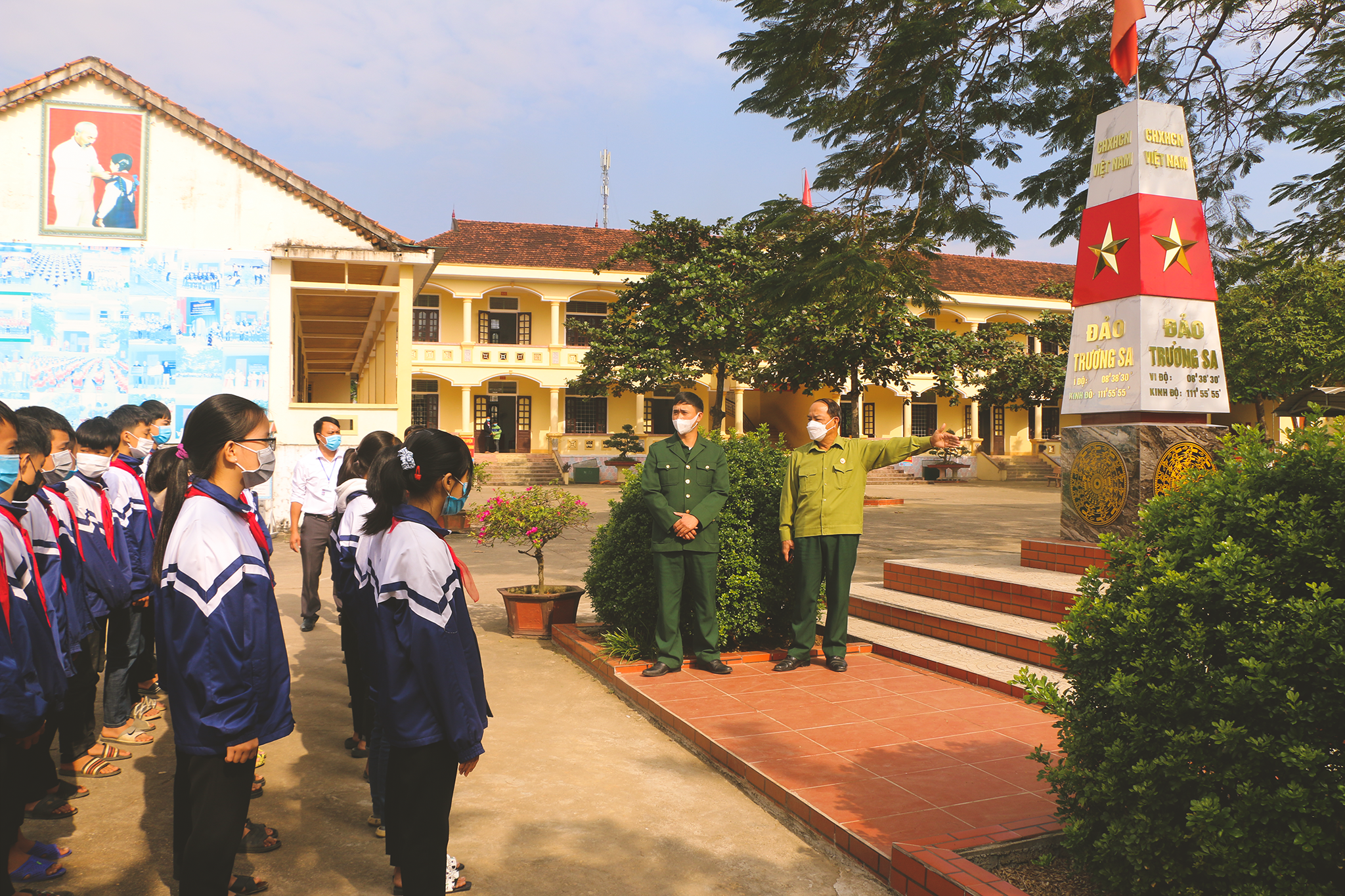 Học sinh Trường THCS Tào Sơn nghe nói chuyện truyền thống ở cụm mô hình cột mốc biên giới và bia chủ quyền biển đảo.
