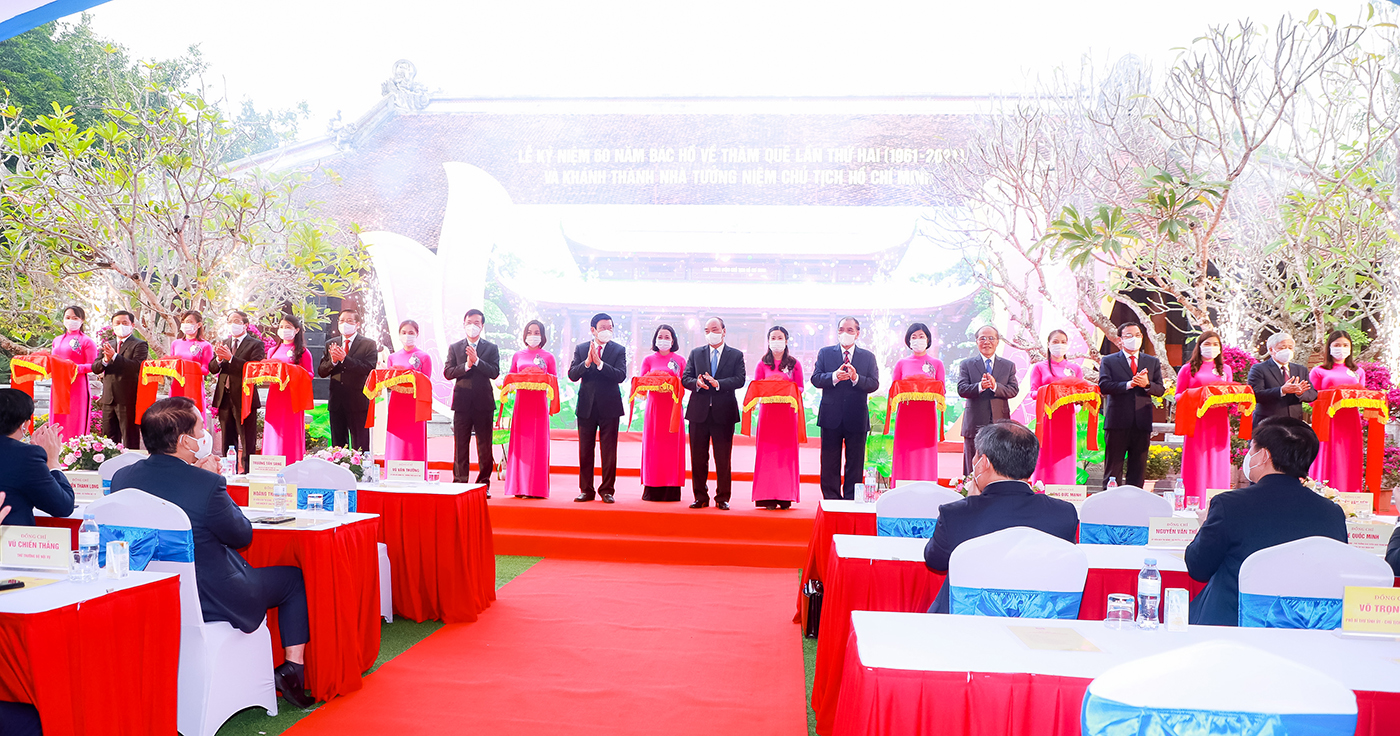 Các đồng chí lãnh đạo, nguyên lãnh đạo Đảng, Nhà nước và tỉnh Nghệ An cắt băng khánh thành Nhà tưởng niệm Chủ tịch Hồ Chí Minh, tại Lễ Kỷ niệm 60 năm Bác Hồ về thăm quê lần thứ hai. Ảnh: TD