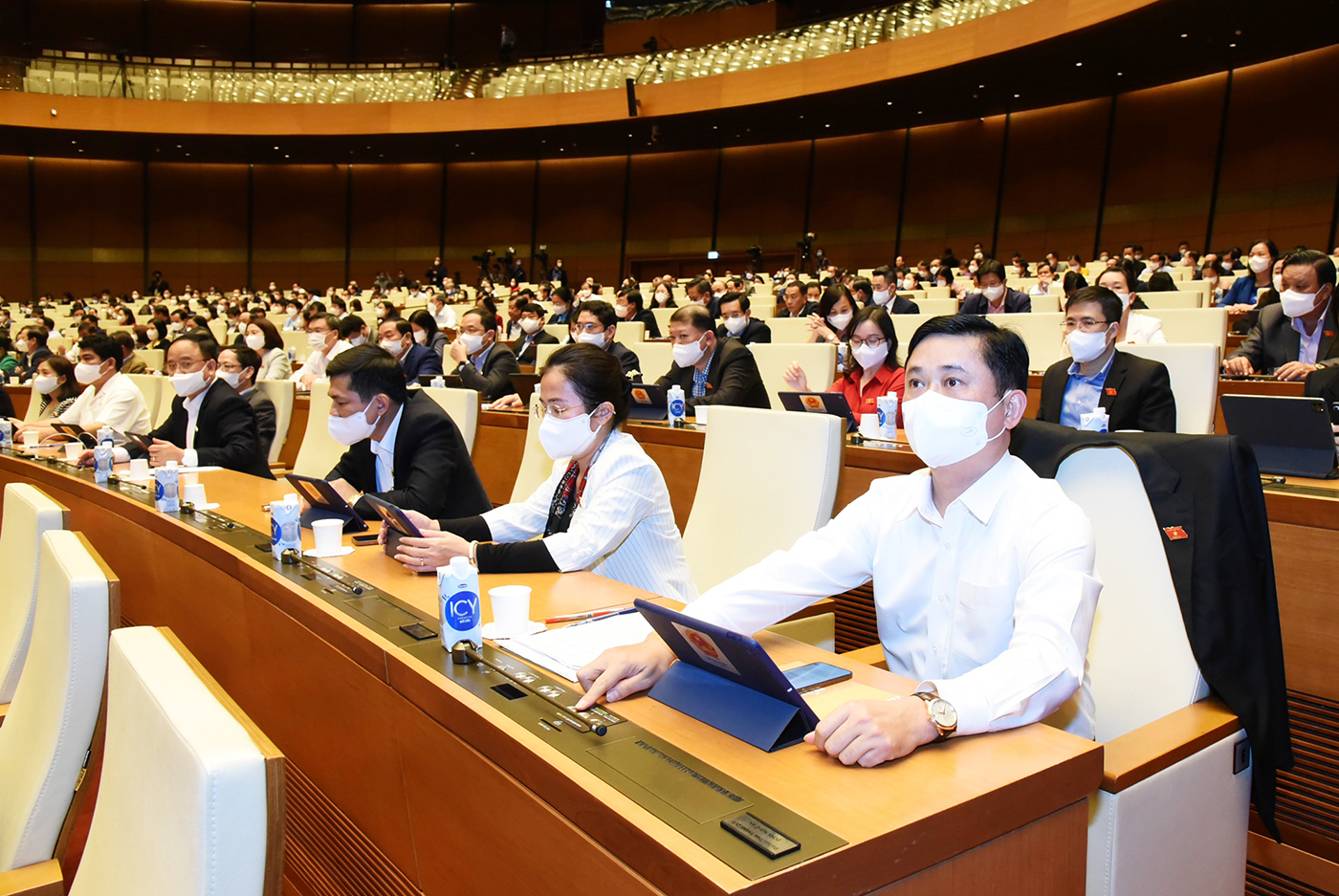 Các đại biểu Quốc hội đoàn Nghệ An bấm nút thông qua dự thảo nghị quyết chiều 12/11/2021 tại Kỳ họp thứ 2, Quốc hội khóa XV. Ảnh: Quang Khánh