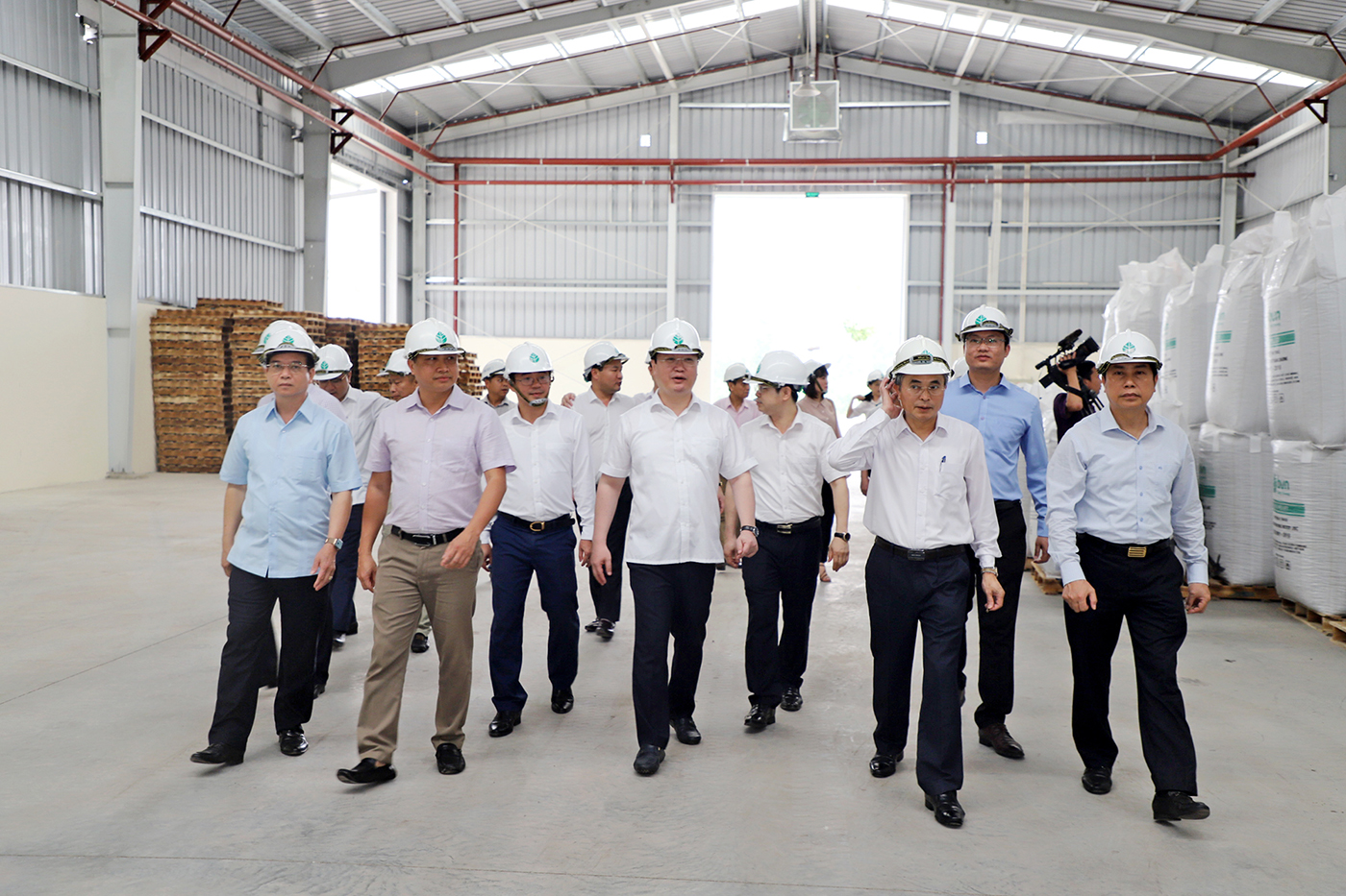 Chủ tịch UBND tỉnh Nguyễn Đức Trung thăm Công ty CP Sản xuất và Thương mại gỗ Thanh Chương. Ảnh: Phạm Bằng