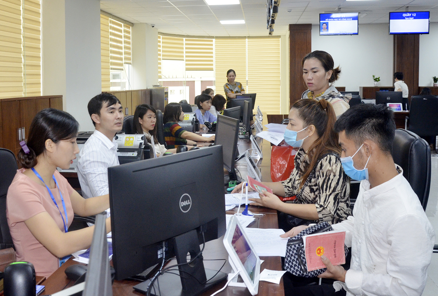 Giải quyết thủ tục hành chính tại Trung tâm phục vụ hành chính công tỉnh Nghệ An. Ảnh: Thanh Lê