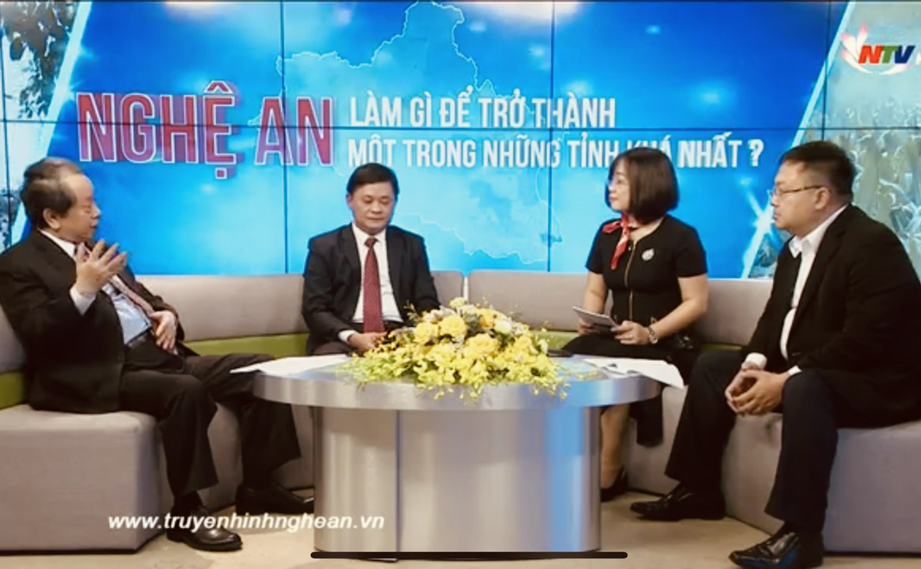 Học giả Nguyễn Trần Bạt (bìa trái) trong một chương trình đối thoại do Đài PTTH Nghệ An tổ chức.