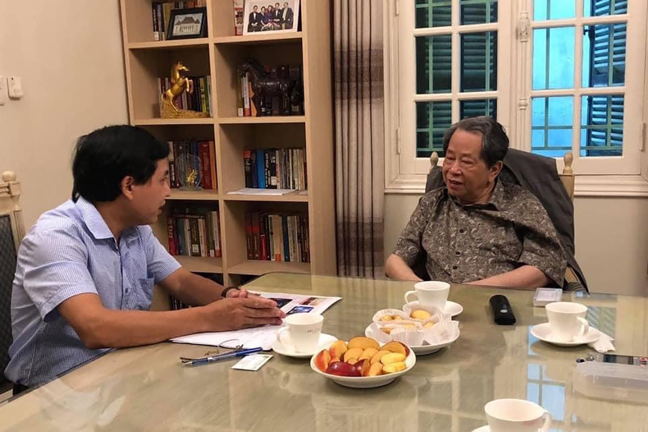 Học giả Nguyễn Trần Bạt trao đổi với tác giả. 