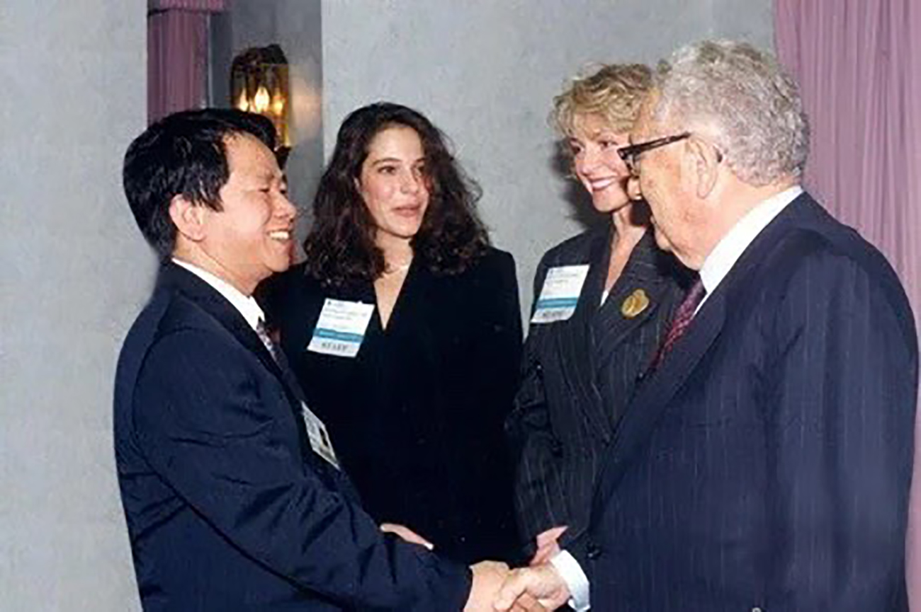 Học giả Nguyễn Trần Bạt và cựu Ngoại trưởng Mỹ Henry Kissinger tại Hội thảo về toàn cầu hóa tại Mỹ.
