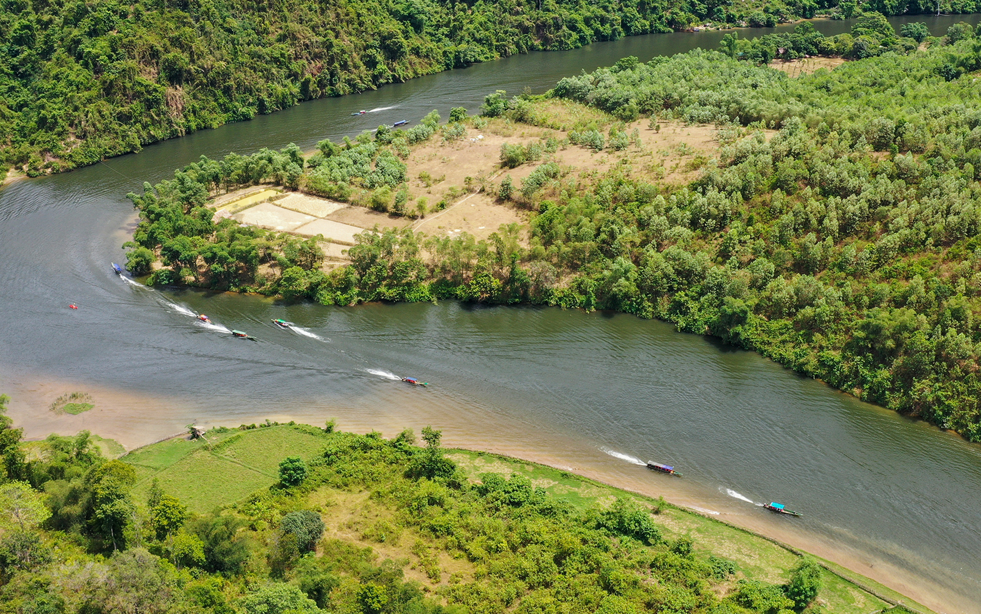 Sông Giăng và đại ngàn Pù Mát sẽ là một điểm dừng chân hấp dẫn ở miền Tây xứ Nghệ. Ảnh: Sách Nguyễn