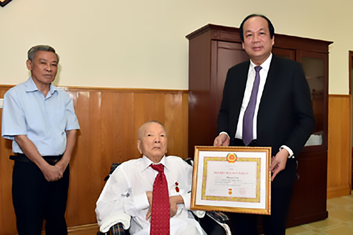 Bộ trưởng, Chủ nhiệm Văn phòng Chính phủ Mai Tiến Dũng trao Huy hiệu 80 năm tuổi Đảng cho đồng chí Nguyễn Côn, năm 2017. Ảnh: Nhật Bắc