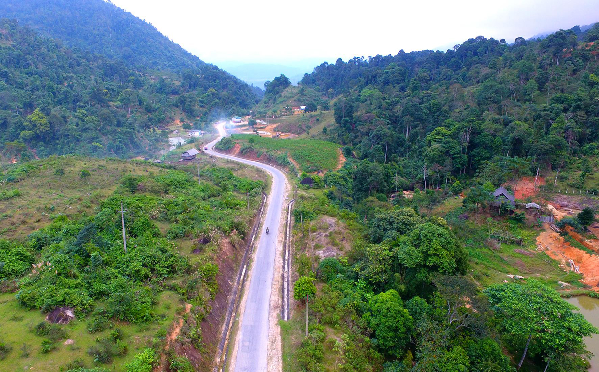 Con đường nối thị trấn Kim Sơn vào các xã Tây Nam huyện Quế Phong. Ảnh tư liệu: Sách Nguyễn