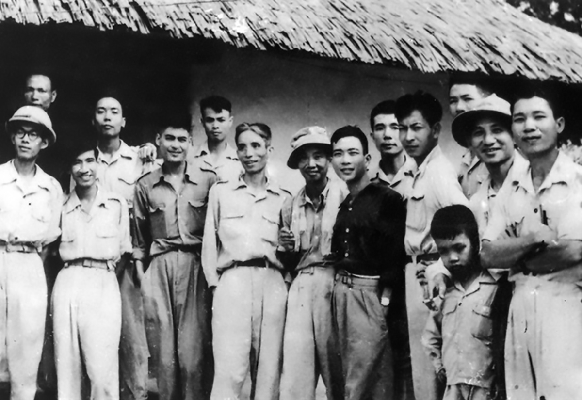 Các văn nghệ sĩ trong kháng chiến chống Pháp ở Thái Nguyên (từ trái qua phải là Nguyễn Đình Thi, Thế Lữ, Tố Hữu, Nguyễn Huy Tưởng, Nguyễn Tuân). Ảnh: Tư liệu