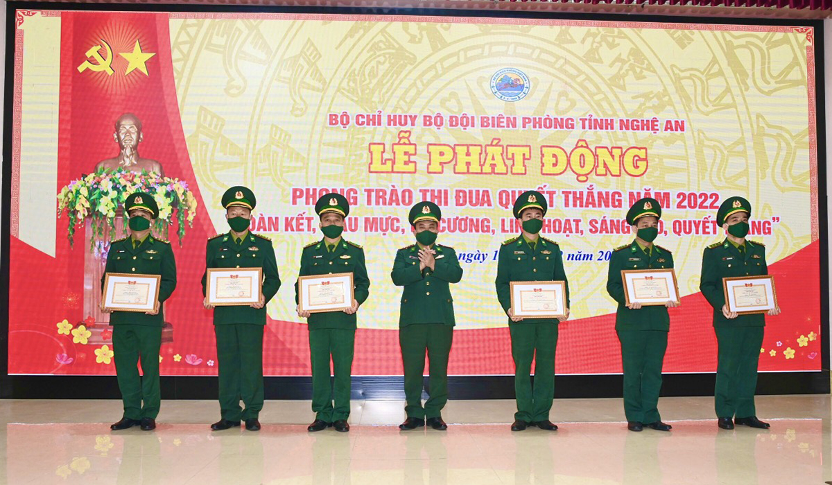 Đại tá Nguyễn Công Lực - Chỉ huy trưởng BĐBP tỉnh Nghệ An trao thưởng cho các cá nhân có thành tích xuất sắc trong phong trào Thi đua Quyết thắng năm 2021. Ảnh: LT