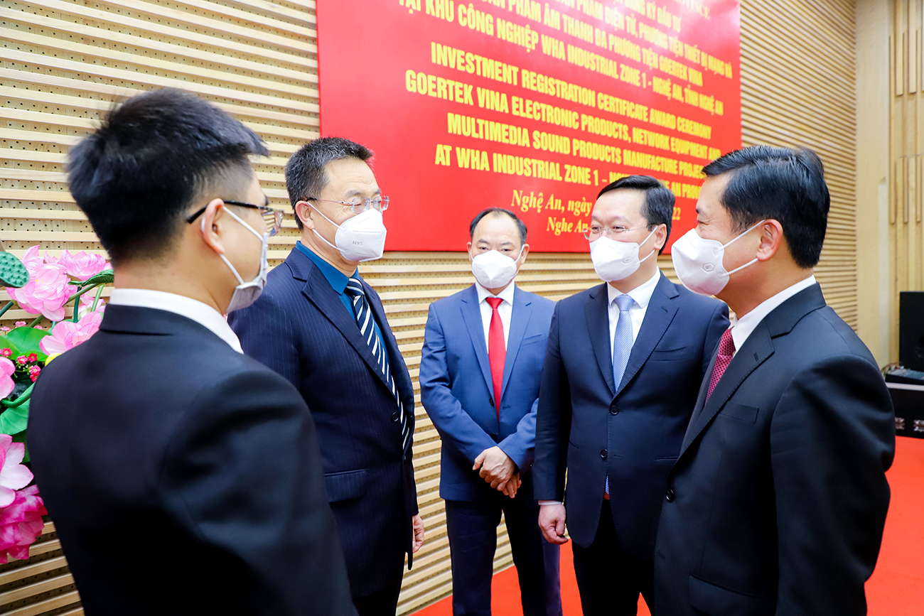 Bí thư Tỉnh ủy Thái Thanh Quý và Chủ tịch UBND tỉnh Nguyễn Đức Trung trao đổi với ông Jiang Hong Zhai - Phó Chủ tịch cao cấp Tập đoàn Goertek.