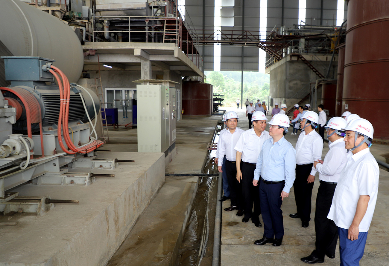 Chủ tịch UBND tỉnh Nguyễn Đức Trung kiểm tra tiến độ xây dựng Khu Liên hợp sản xuất vật liệu xây dựng tại xã Nghi Văn (Nghi Lộc).