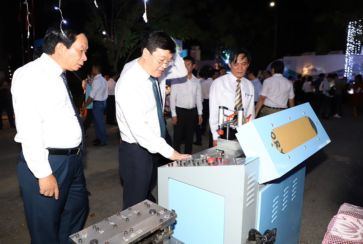 Chủ tịch UBND tỉnh Nguyễn Đức Trung tham quan công trình sáng tạo Khoa học - Công nghệ đạt giải năm 2020.