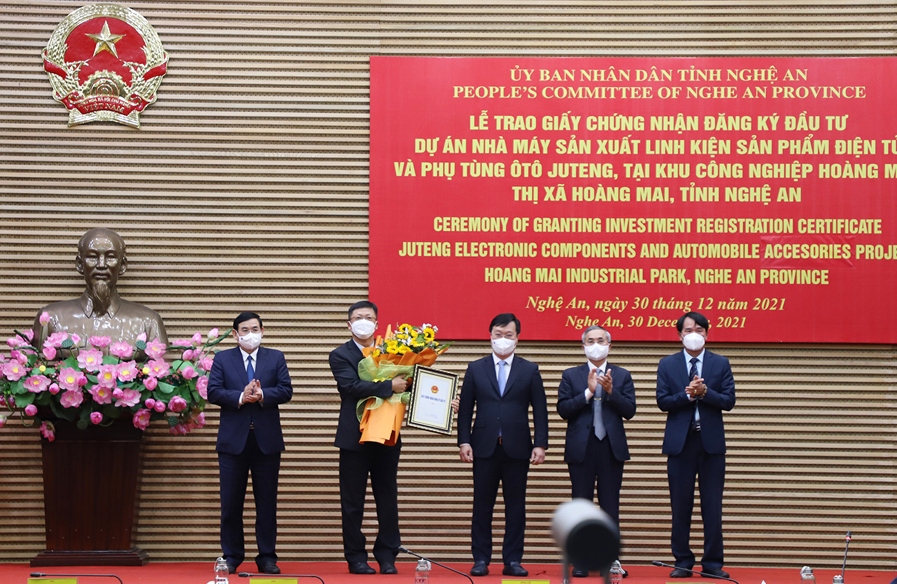 Chủ tịch UBND tỉnh Nguyễn Đức Trung trao Giấy chứng nhận đăng ký đầu tư cho đại diện Tập đoàn Ju Teng.