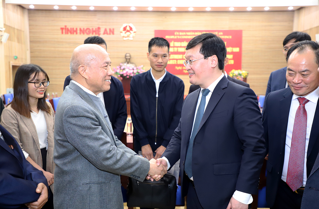 Chủ tịch UBND tỉnh Nguyễn Đức Trung trao đổi với ông Wong Mannon Man - Giám đốc Công ty TNHH Công nghệ Everwin Precision Việt Nam.