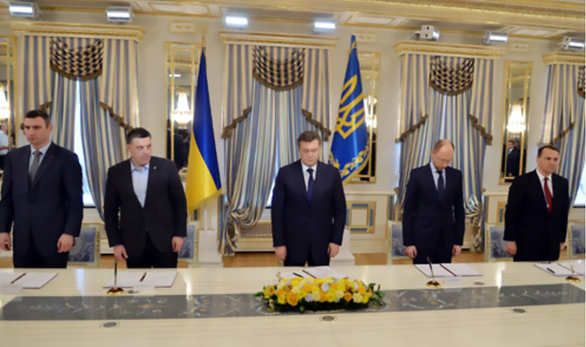 Ngày 21/2/2014, các phe ở Ukraine đã ký thỏa thuận chấm dứt khủng hoảng. Từ trái qua phải là thủ lĩnh Vitalii Klitschko của đảng Udar, thủ lĩnh Oleh Tyagnybok của đảng Svoboda, Tổng thống Viktor Yanukovych và thủ lĩnh Arseniy Yatsenyuk của đảng Batkivcshchyna. Ảnh: AFP