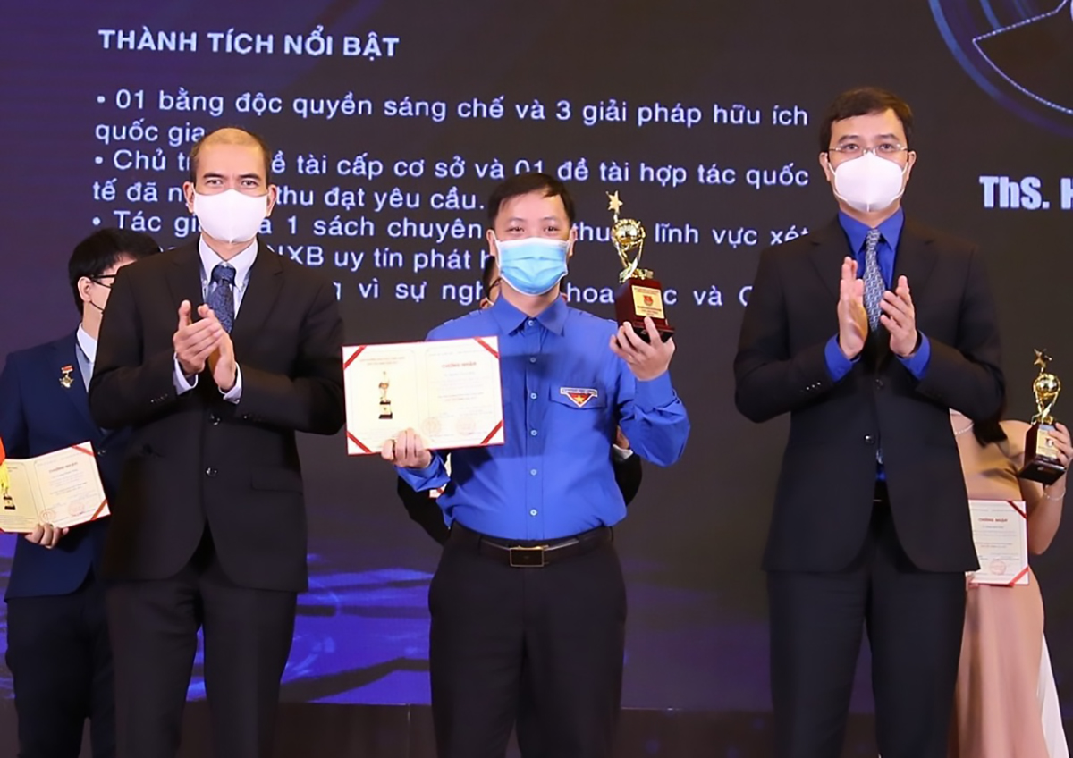 Hồ Xuân Vinh đạt giải thưởng Quả cầu vàng năm 2021 ở lĩnh vực công nghệ môi trường.