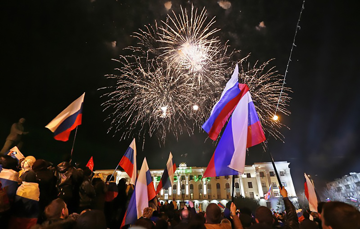 Người dân Crimea đổ ra đường ăn mừng kết quả cuộc trưng cầu dân ý Ảnh: ABC