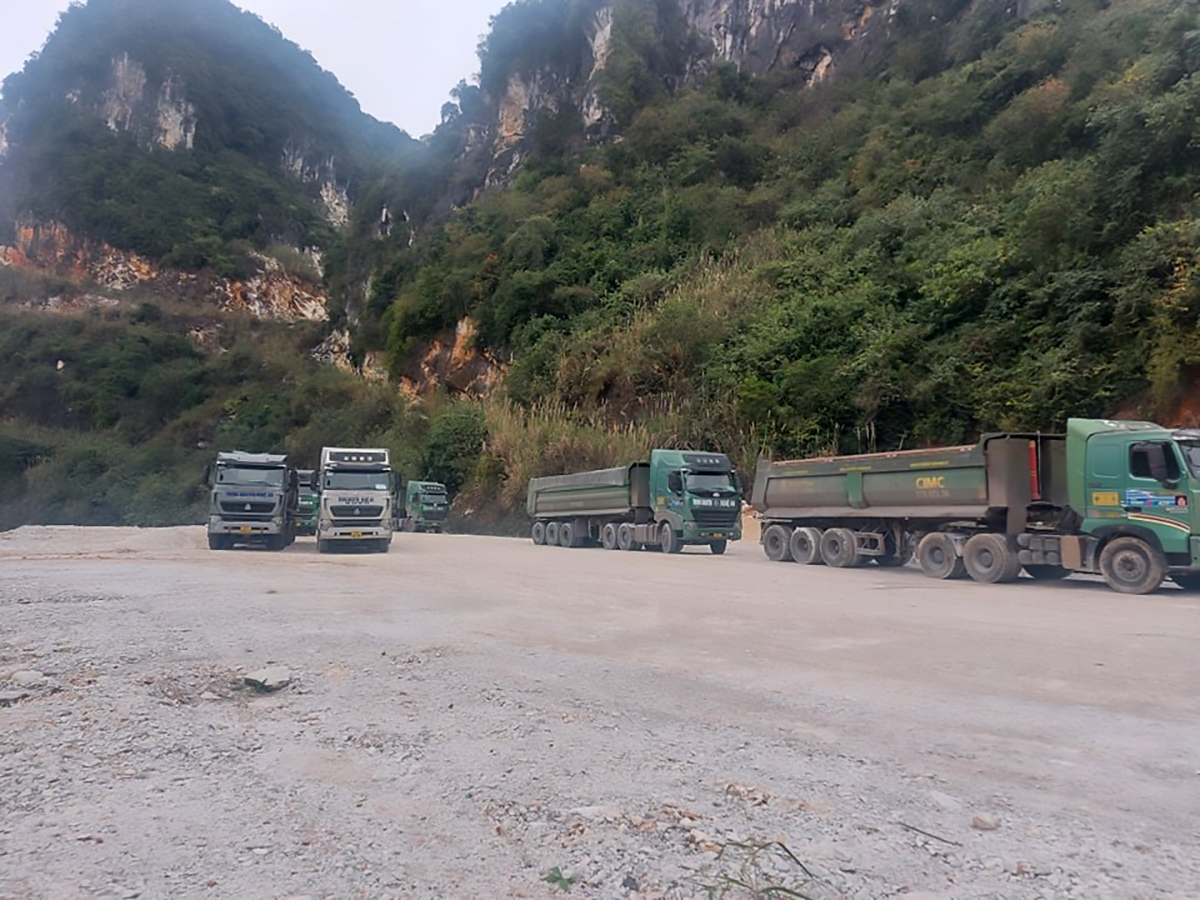 Phương tiện của Công ty TNHH Khoáng sản Trung Nguyên Nghệ An tập kết tại cửa mỏ.