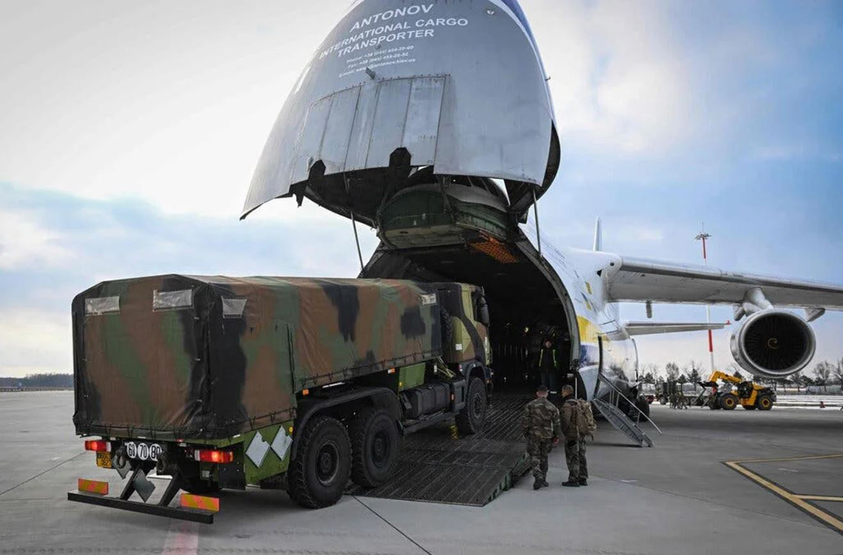 Thiết bị quân sự của Pháp được dỡ xuống từ một máy bay chở hàng tại Căn cứ Không quân Mihail Kogalniceanu ở Romania để vận chuyển vào Ukraine ngày 3/3. Ảnh: AFP