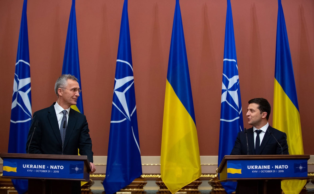 Tổng thư ký NATO Jens Stoltenberg (phải) và Tổng thống Ukraine Volodymyr Zelensky trong cuộc họp báo tại Kiev, ngày 31/10/2019. Ảnh: AFP/TTXVN
