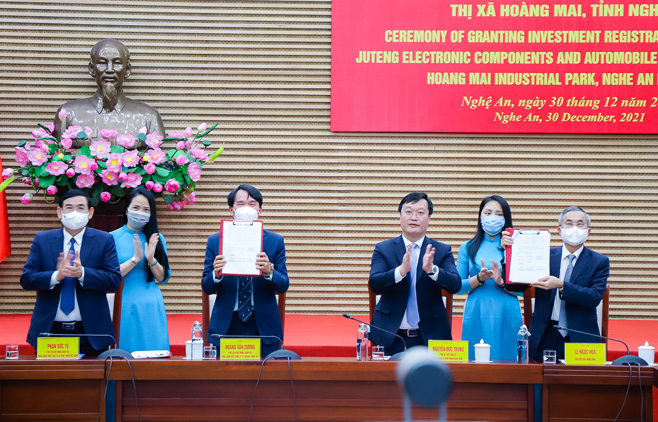 UBND tỉnh Nghệ An, Công ty CP Hoàng Thịnh Đạt và Tập đoàn Ju Teng ký kết Thỏa thuận nguyên tắc thuê lại đất.