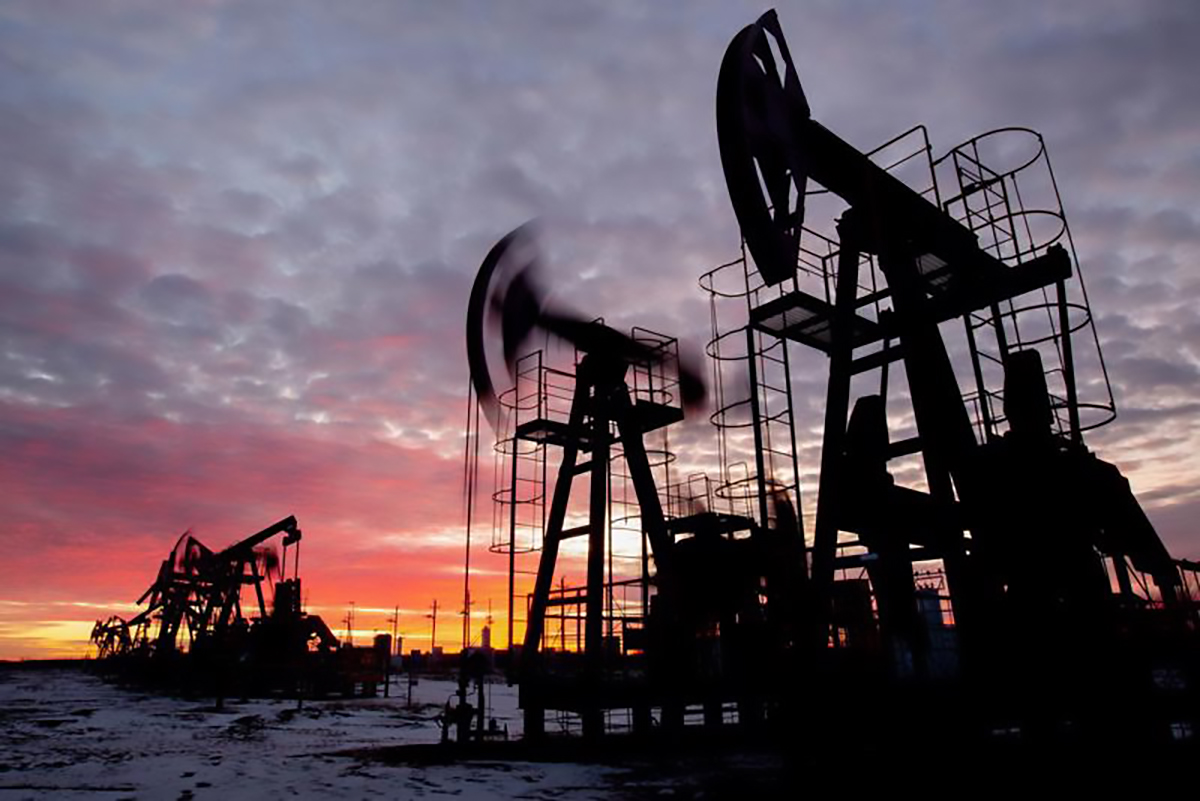 Xung đột Nga - Ukraine đẩy giá dầu tăng kéo theo hàng loạt hệ lụy. Ảnh minh họa: Bloomberg