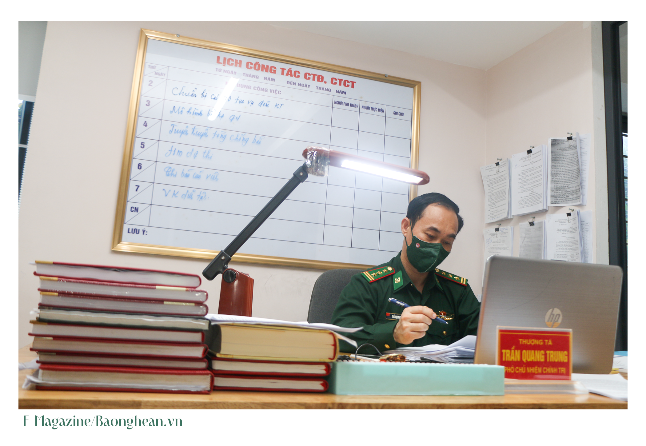 Trở về từ các hội thi, Thượng tá Trần Quang Trung lại lặng lẽ, miệt mài với công việc của mình. Ảnh: KL