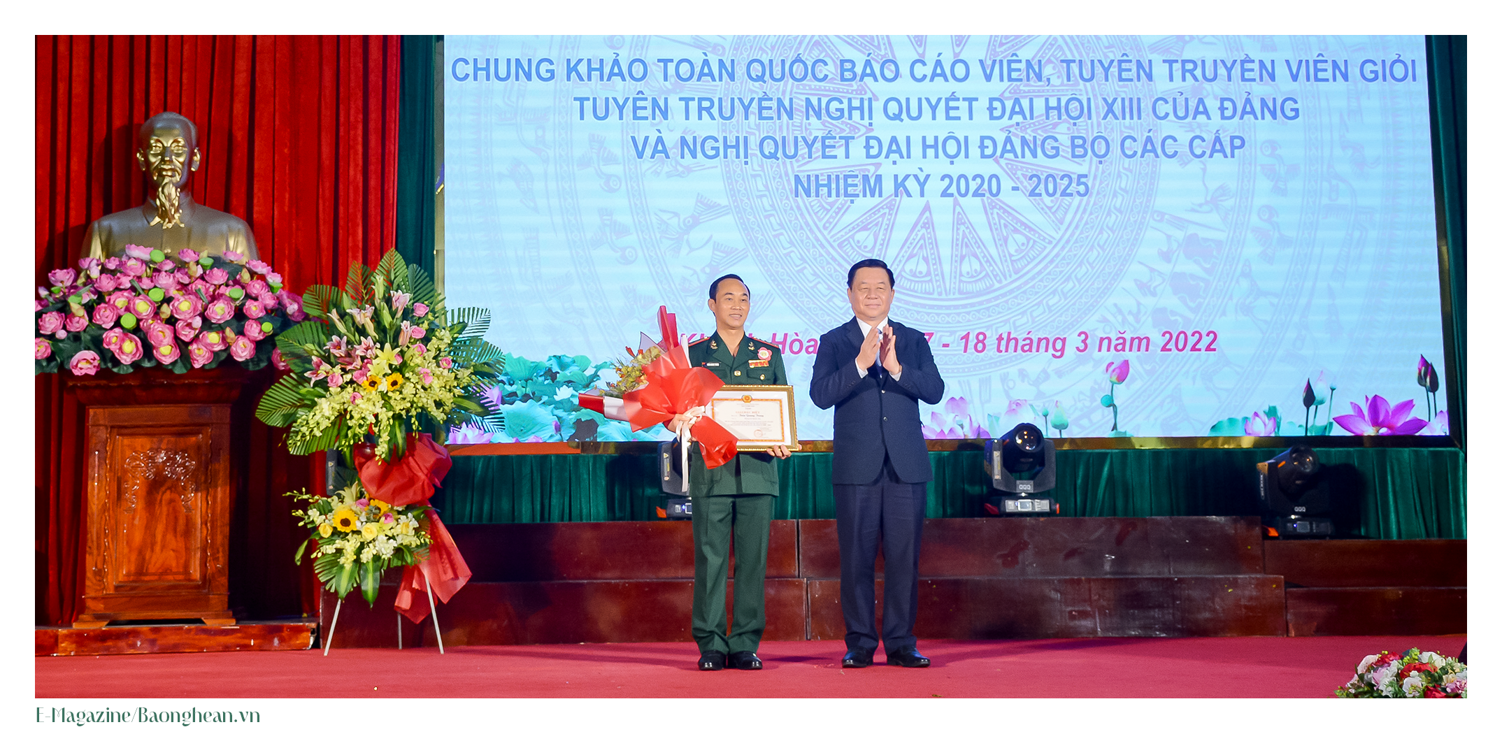 Đồng chí Nguyễn Trọng Nghĩa - Bí thư Trung ương Đảng, Trưởng ban Tuyên giáo Trung ương trao Giải Đặc biệt cho Thượng tá Trần Quang Trung. Ảnh:  Anh Bách