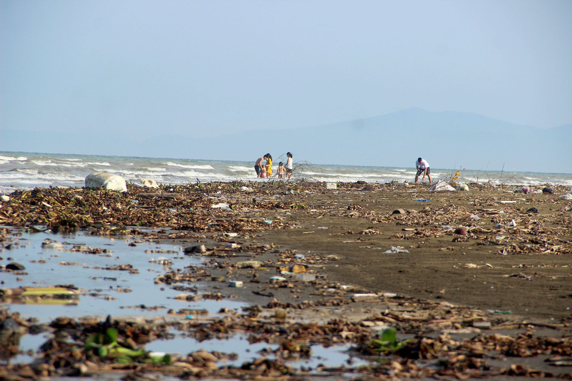 Bãi biển Diễn Thành tràn ngập rác.