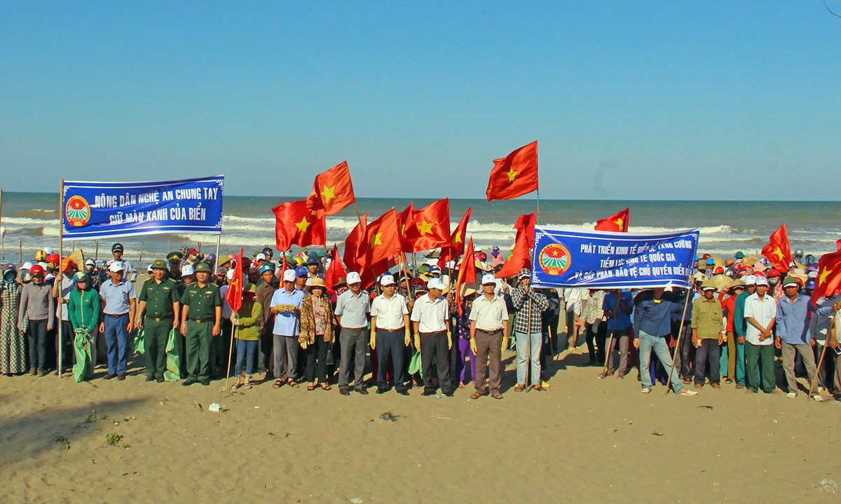 Các tổ chức đoàn thể ra quân làm sạch môi trường biển tại Quỳnh Lưu.