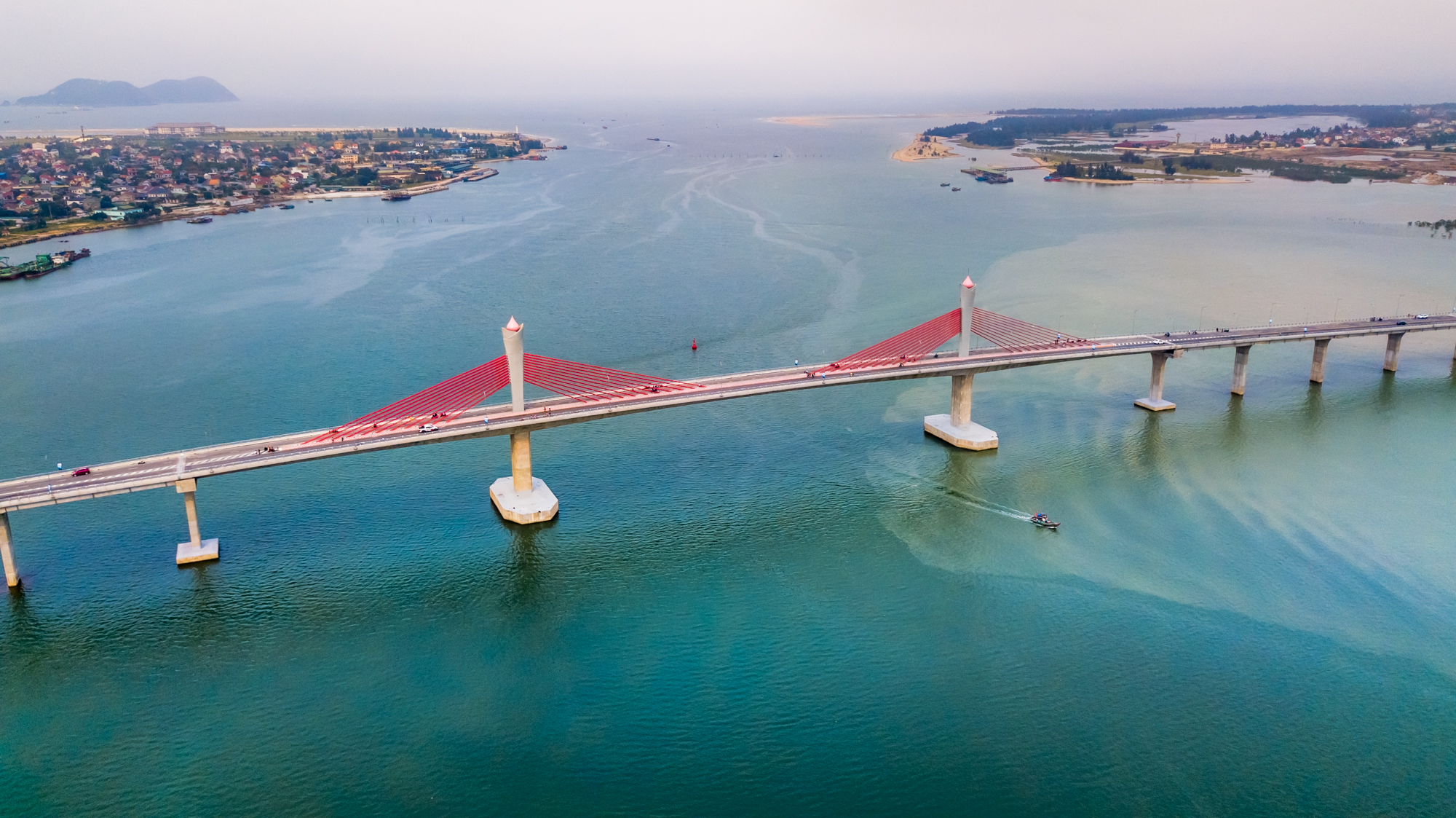 Cầu Cửa Hội bắc qua sông Lam sẽ kết nối giao thương giữa 2 tỉnh Nghệ An và Hà Tĩnh. Ảnh: Lê Thắng
