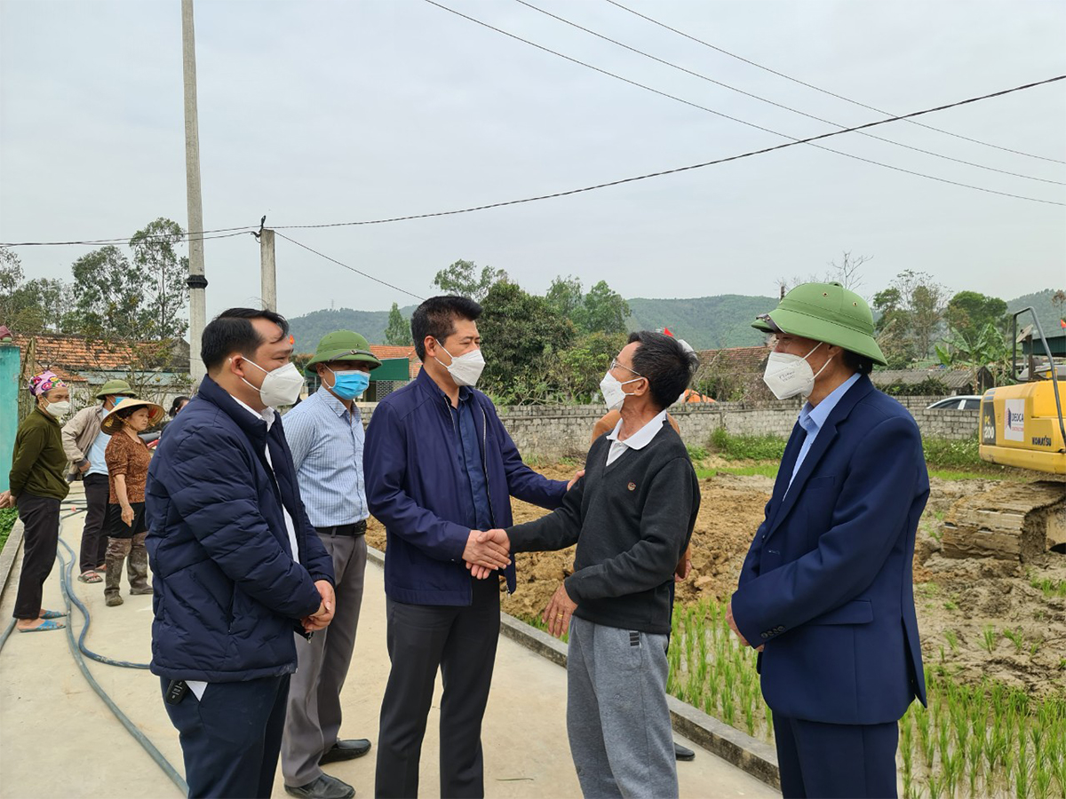 Lãnh đạo thị xã Hoàng Mai gặp gỡ, động viên và cảm ơn người dân vì đã đồng thuận GPMB tạo điều kiện cho dự án.