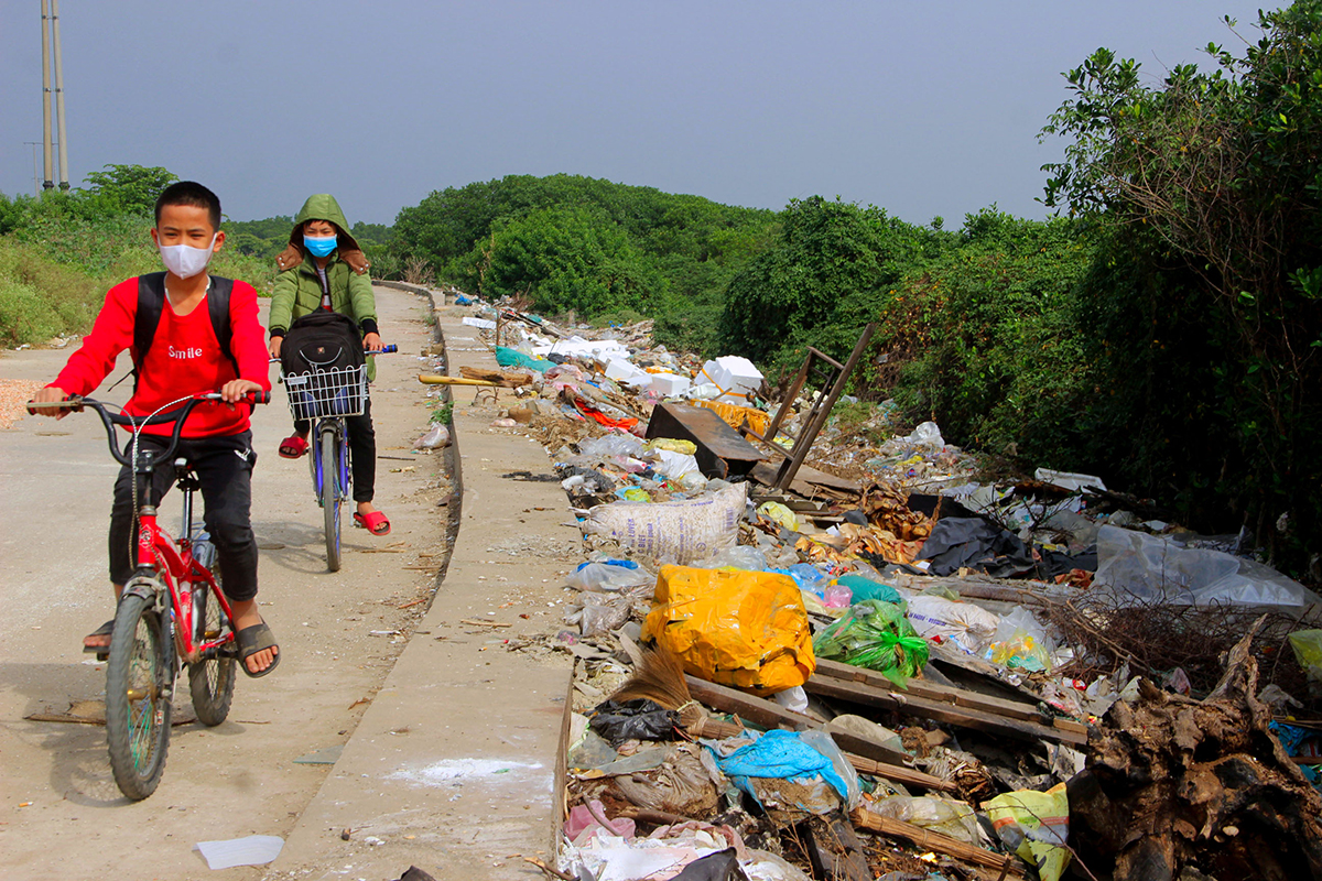 Người dân vùng biển Diễn Châu phải sống chung với nạn rác thải trong nhiều năm qua.