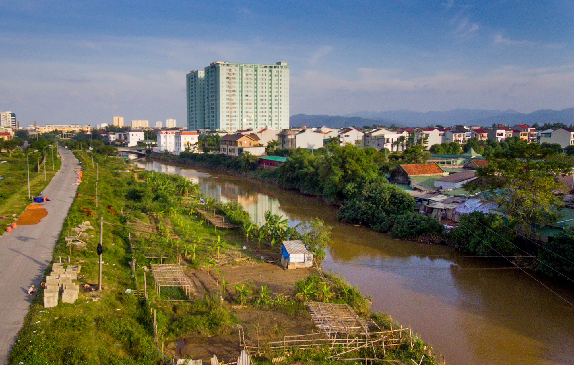 Sông Vinh đoạn qua 2 phường Cửa Nam và Vinh Tân. Ảnh tư liệu: T.C