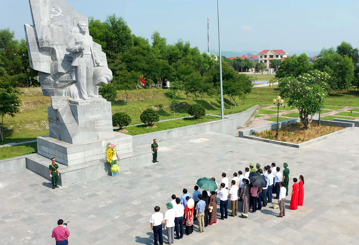 Tượng đài nhà cách mạng tiền bối Phan Đăng Lưu ở huyện Yên Thành. Ảnh tư liệu: Thái Dương