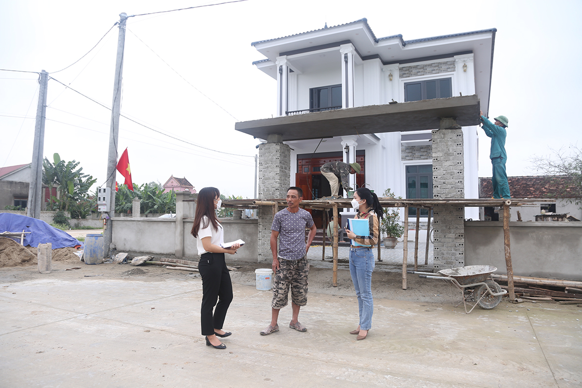 Ông Nguyễn Hữu Quyền - xóm Bùi Hạ, xã Hưng Trung (Hưng Nguyên) trước ngôi nhà mới đang hoàn thiện của mình.