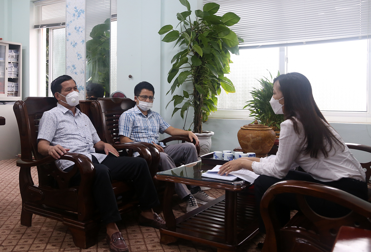 Ông Nguyễn Thanh Hà - Phó Chủ tịch UBND huyện Yên Thành (bìa trái) trao đổi với phóng viên Báo Nghệ An.