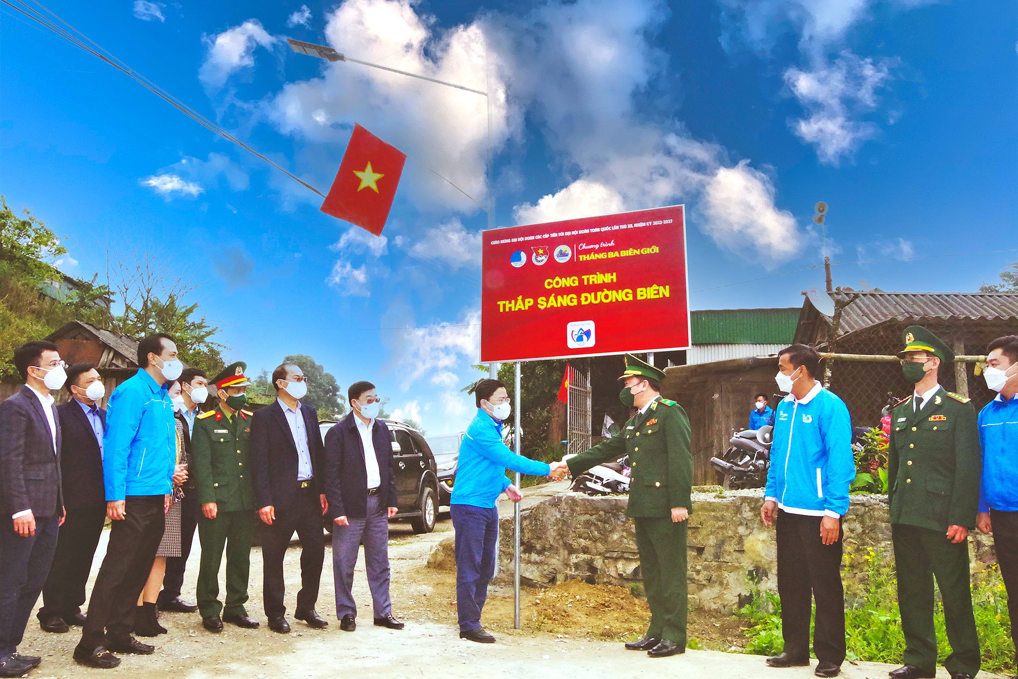 Các đại biểu khánh thành công trình thắp sáng đường biên trong chương trình “Tháng Ba biên giới” do Trung ương Đoàn phối hợp Bộ Tư lệnh BĐBP tổ chức tại xã Nậm Cắn (Kỳ Sơn).