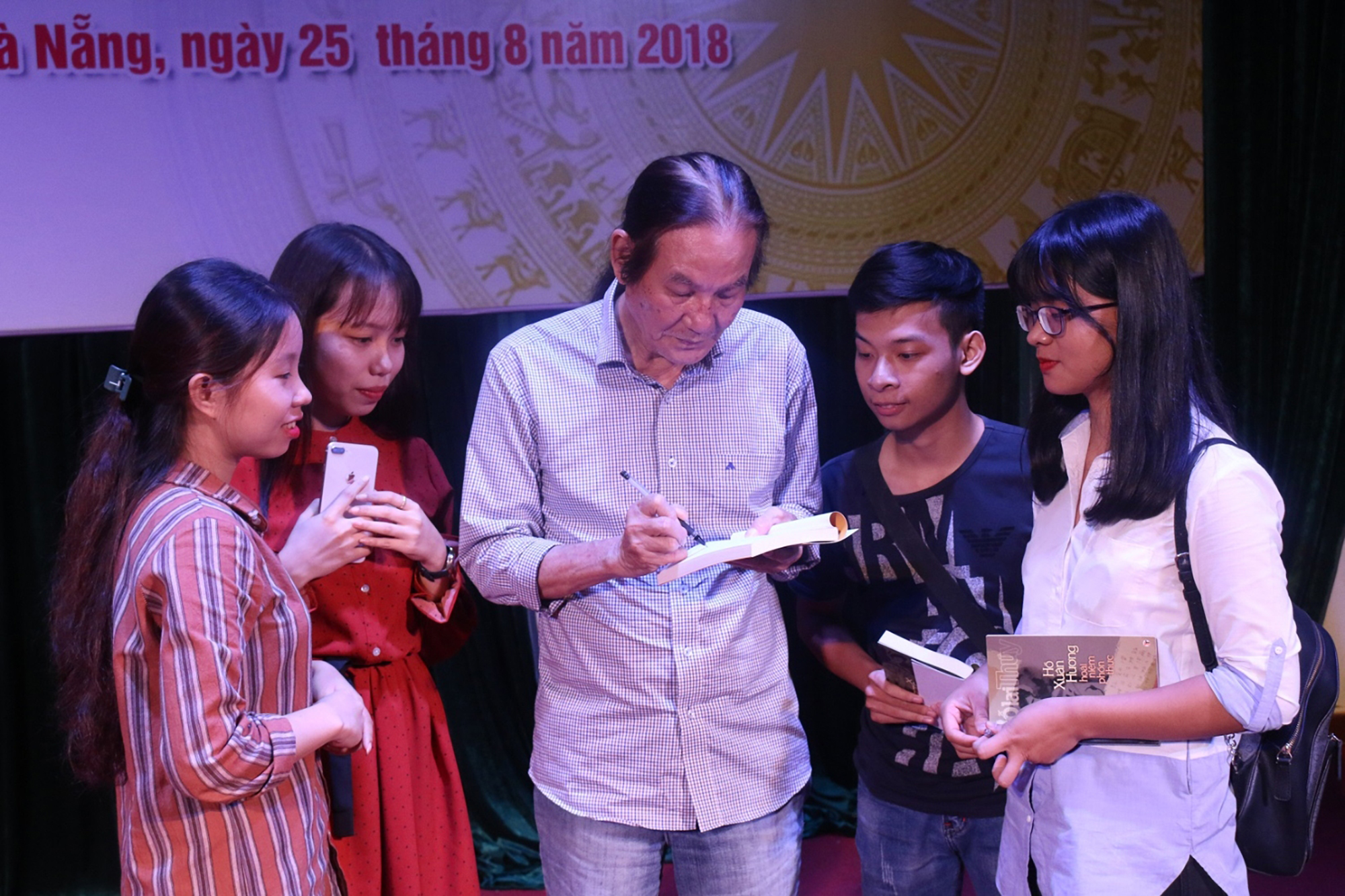 PGS.TS Đỗ Lai Thúy ký tặng sách cho độc giả.
