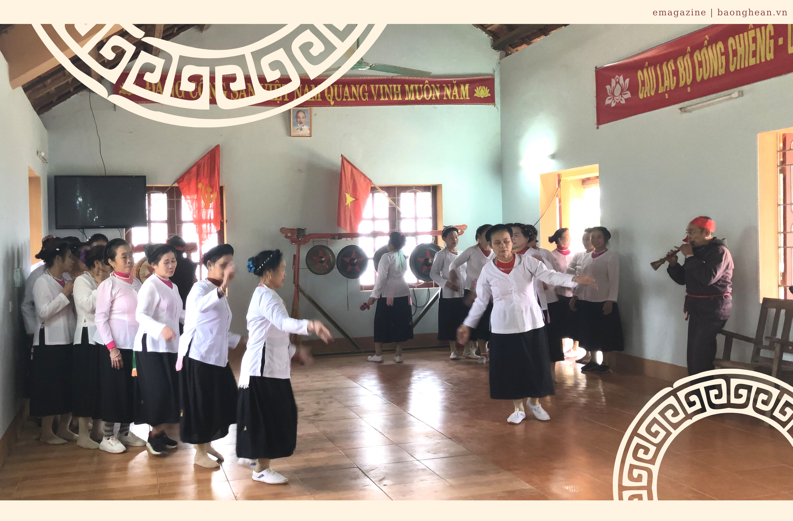 Đồng bào dân tộc Thổ ở làng Lung Thượng, xã Nghĩa Lợi (Nghĩa Đàn) sinh hoạt văn hóa ở nhà cộng đồng.