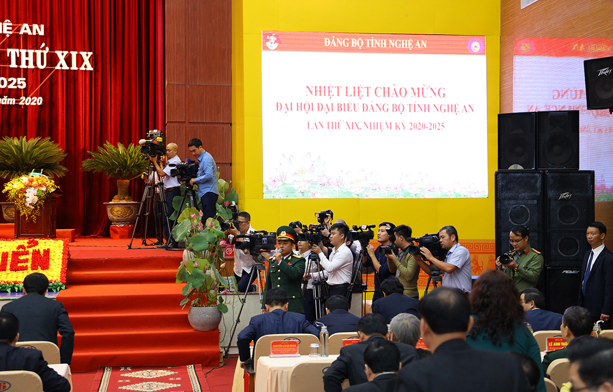 Phóng viên báo chí tác nghiệp tại Đại hội đại biểu Đảng bộ tỉnh Nghệ An khóa XIX nhiệm kỳ 2020-2025. Ảnh: Nguyên Sơn