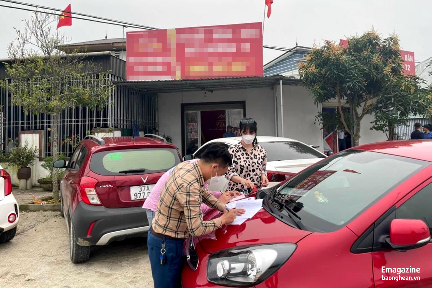 Khách đặt tiền cọc và làm thủ tục mua đất tại Nghi Phong ngay trên xe ô tô sau khi xem đất tại hiện trường. Ảnh: P.V