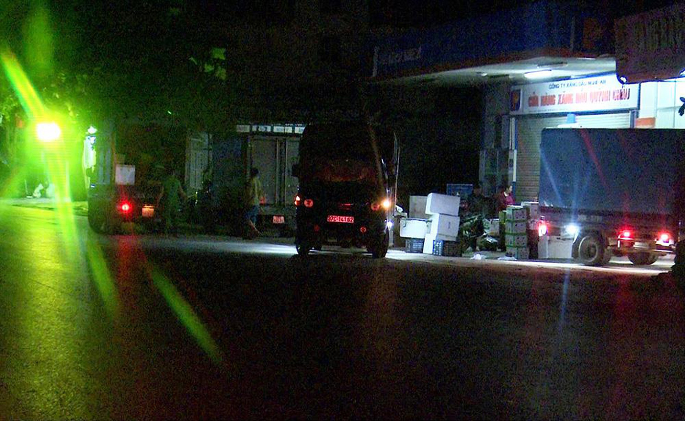 Mặc dù đang nợ thuế, hành chục phương tiện vận tải ở xã Tân Sơn (Quỳnh Lưu) vẫn hoạt động về đêm. Ảnh: VH