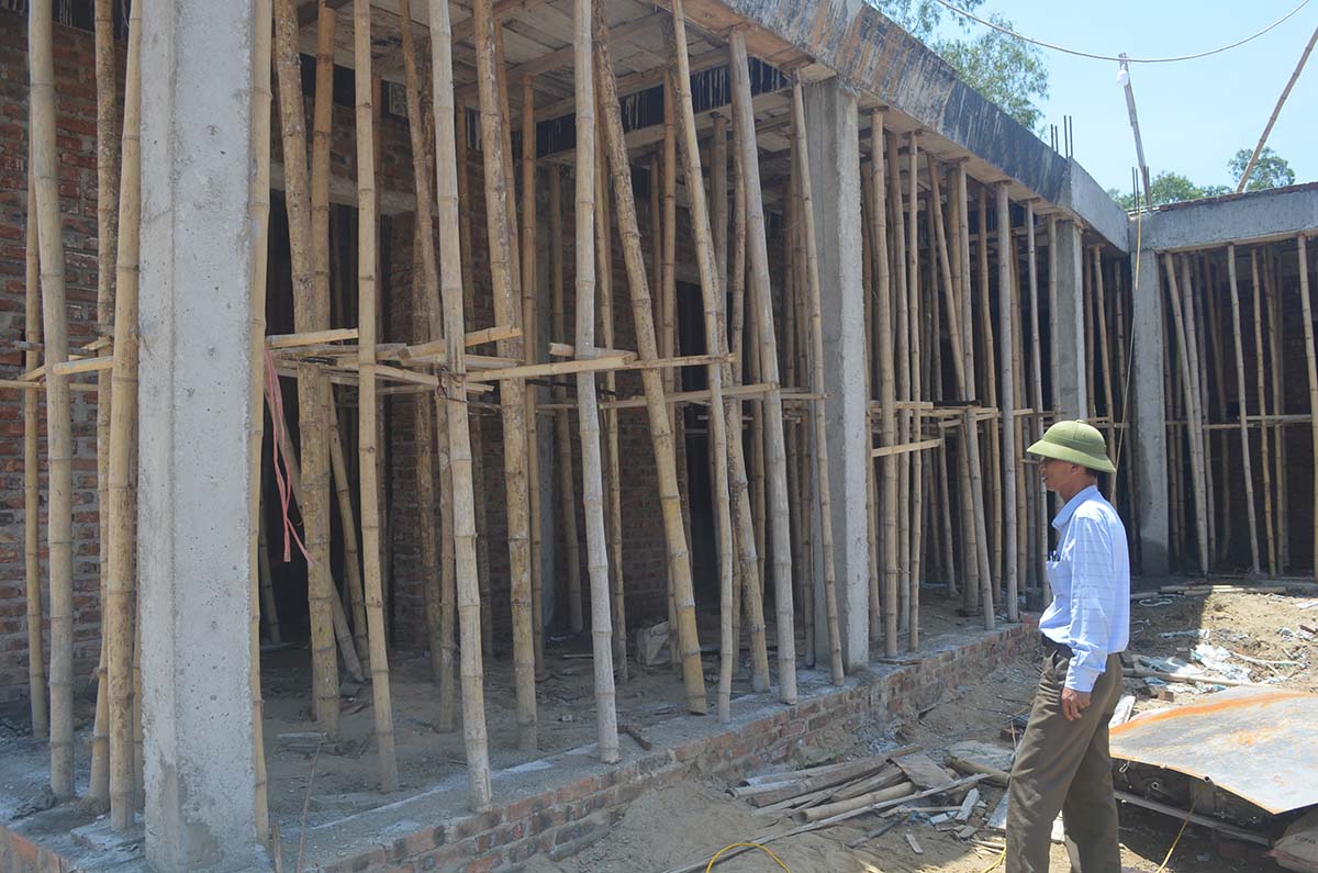 Trưởng ban Giám sát đầu tư cộng đồng, anh Nguyễn Xuân Văn tại công trình xây dựng nhà học 2 tầng và khuôn viên Trường Mầm non xã Nghi Thái.