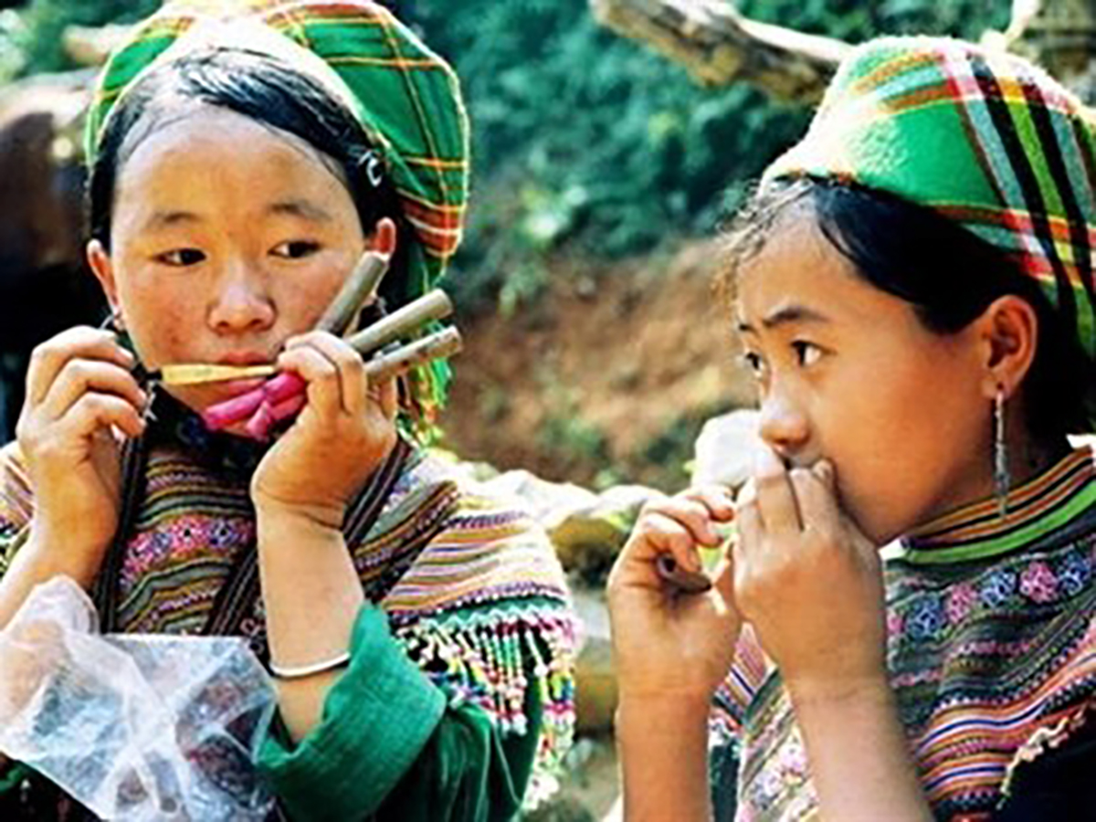 Những cô gái Mông chơi đàn môi. Nguồn: baodantoc