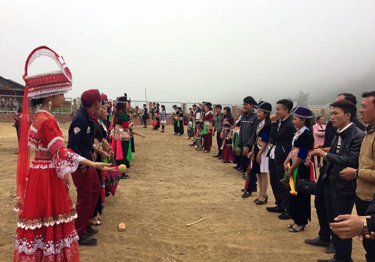 Nam nữ thanh niên người Mông ở xã Mường Lống (Kỳ Sơn) vui hội ném pao. Ảnh: Đào Thọ