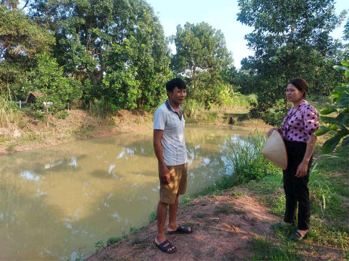 Anh Hồ Đình Vịnh trao đổi với chị Cảnh Thị Thơm – công chức nông nghiệp xã Tam Hợp.