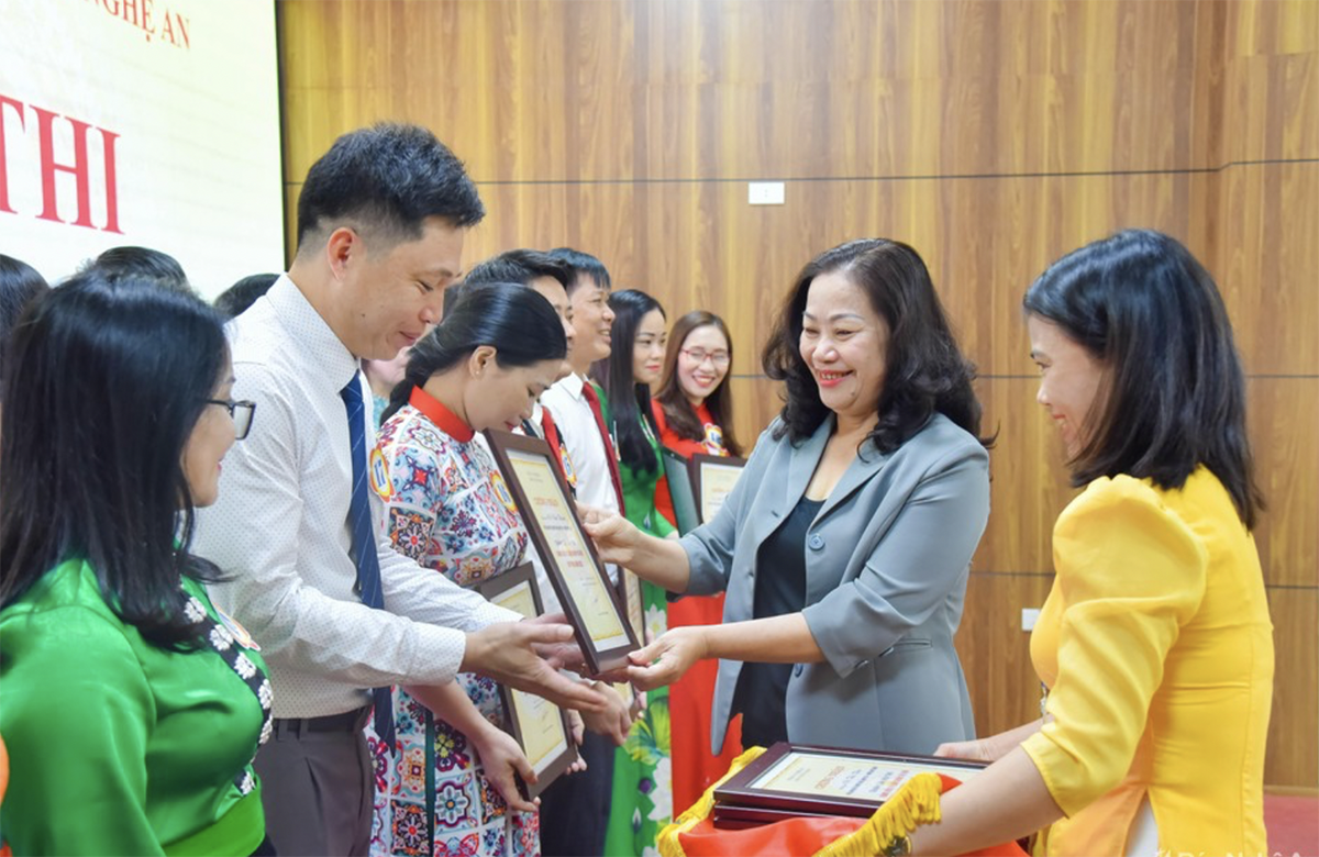 Đồng chí Nguyễn Thị Thu Hường - Trưởng Ban Tuyên giáo Tỉnh ủy trao giấy chứng nhận cho các thí sinh tham dự giảng viên lý luận chính trị giỏi cấp tỉnh năm 2022. Ảnh: Thanh Lê