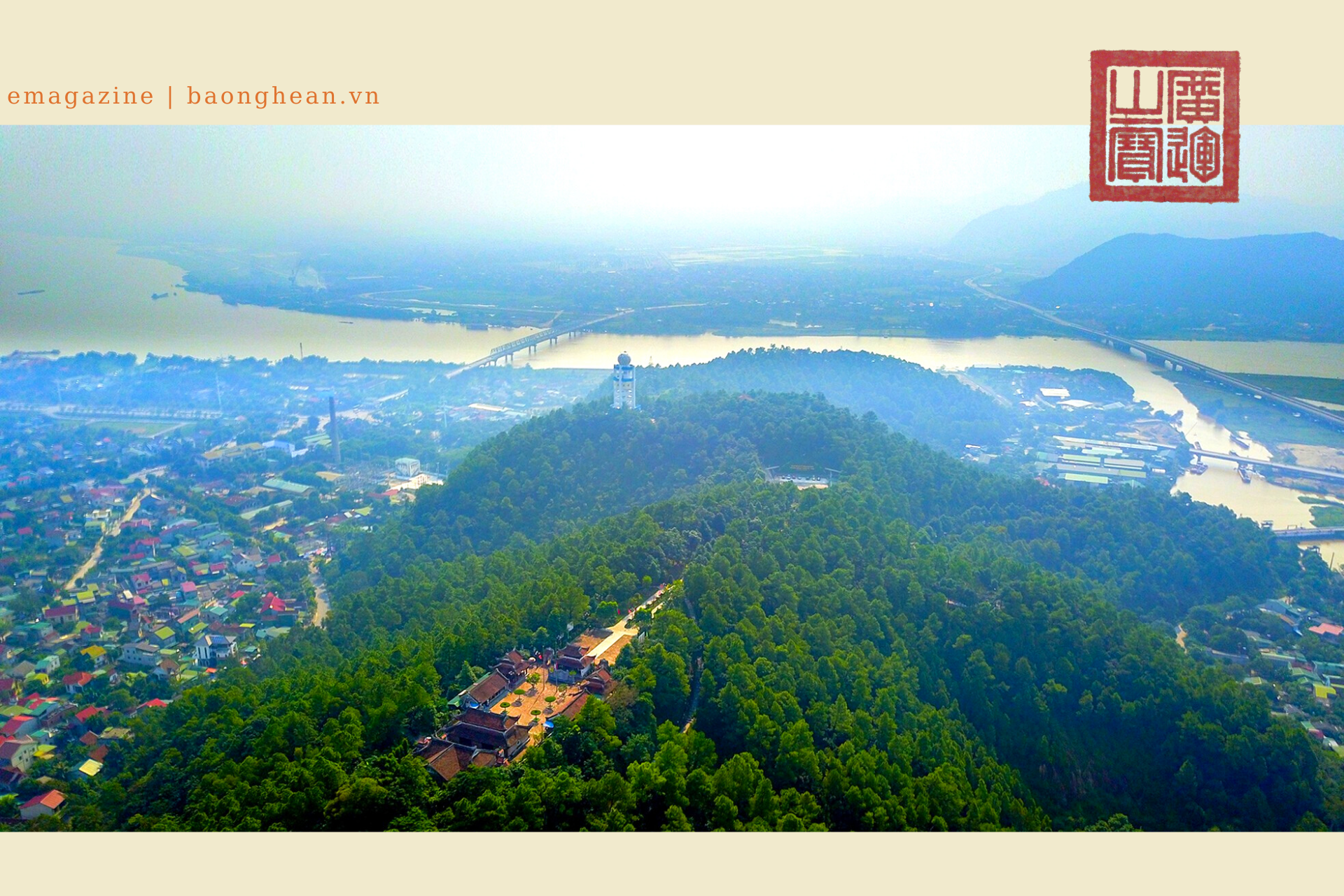 Toàn cảnh sông Lam, núi Quyết nhìn từ trên cao. Ảnh tư liệu: Sách Nguyễn. 